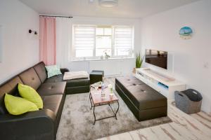 a living room with a couch and a table at Ziegenmarktidylle im zweitältesten Haus von Röbel in Röbel