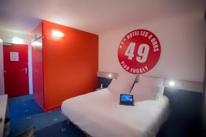 Postel nebo postele na pokoji v ubytování Hôtel des 4 Ours