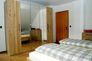 Postel nebo postele na pokoji v ubytování Haus "Zwischen den Wäldern"