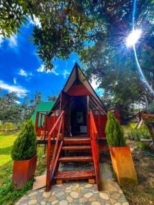 Glamping Chalet Deluxe cerca al centro de Villa de Leyva - By Serena Morena外面的花园