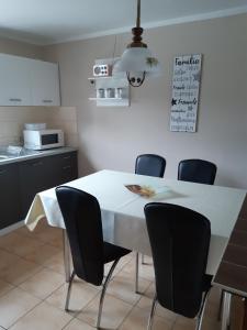 a kitchen with a table with chairs and a microwave at Ferienwohnung in Gresenhorst