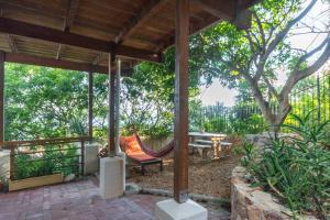 eine Veranda mit einer Hängematte und einem Picknicktisch in der Unterkunft St James Garden Cottage in St James