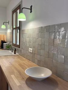 een badkamer met een grote witte kom op een aanrecht bij Stylish villa with large pool and stunning views in Olargues