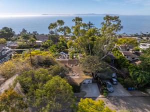 widok z powietrza na dom z oceanem w tle w obiekcie Jennifers Room - Pet Friendly w mieście Summerland