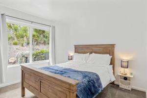 Ένα ή περισσότερα κρεβάτια σε δωμάτιο στο Summerland Beach Oasis- Pet Friendly