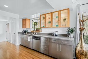 Η κουζίνα ή μικρή κουζίνα στο Summerland Beach Oasis- Pet Friendly +15 φωτογραφίες
