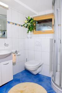 ツェルマットにあるハウス レオポルドの白いバスルーム(トイレ、窓付)