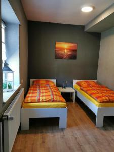Postel nebo postele na pokoji v ubytování Ferienwohnung Lena in LathenEmsland + 10 fotografií