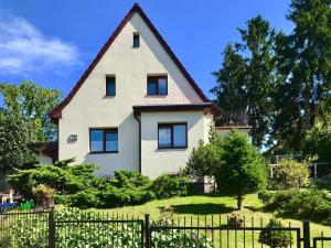 Vonkajšia záhrada v ubytovaní Semi detached house in Miedzyzdroje for 8 persons