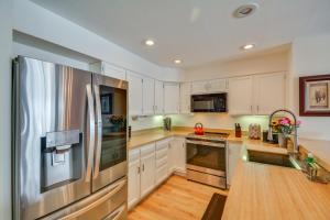 kuchnia z białymi szafkami i lodówką ze stali nierdzewnej w obiekcie Private Ski Retreat in Avon Eagle River Views! w mieście Avon