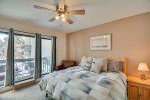 sypialnia z łóżkiem i wentylatorem sufitowym w obiekcie Private Ski Retreat in Avon Eagle River Views! w mieście Avon +25 zdjęć