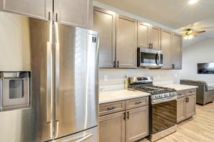 Køkken eller tekøkken på Flagstaff Getaway with Yard 4 Mi to Downtown!