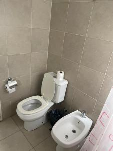 Un baño pequeño con inodoro y lavabo. en SOLAR DEL ABASTO, en Buenos Aires 17 fotos más