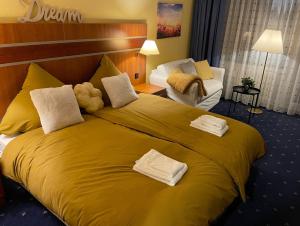 Una gran cama amarilla en una habitación de hotel. en Bergluft, en Hahnenklee-Bockswiese