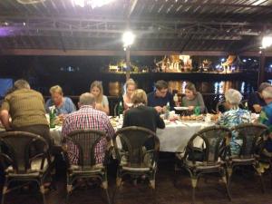 un grupo de personas sentadas en una mesa en un restaurante en Ban U Thong Accommodations, en Phra Nakhon Si Ayutthaya