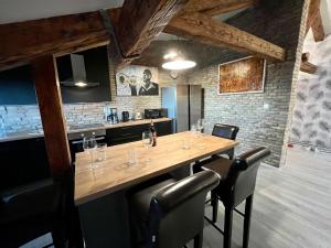 Kuchyňa alebo kuchynka v ubytovaní Loft Apartment 122qm Center Sea view Rijeka