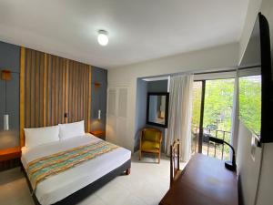 Postel nebo postele na pokoji v ubytování Hotel Laureles 70 + 37 fotografií