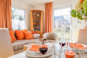 una sala de estar con una mesa con copas de vino en Utkiek, en Prerow