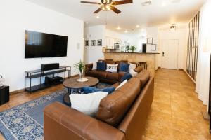 Una sala de estar con un sofá y un televisor. en Industrial Desert Oasis 3 BDR Home, en Horizon City