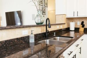 cocina con fregadero y jarrón en la encimera en Industrial Desert Oasis 3 BDR Home, en Horizon City 49 fotos más