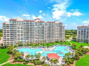 una vista aérea de un complejo con una gran piscina en Barefoot Resort & Golf Near Barefoot Landing, en North Myrtle Beach