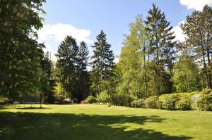 een groot grasveld met bomen en struiken bij Ferienhaus Marina in Soltau +22 foto's