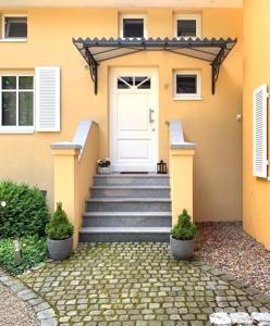 een huis met een trap naar een witte deur bij Ferienhaus Marina in Soltau