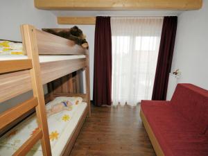 due letti a castello in una stanza con finestra di Mittagsgold a Colmberg