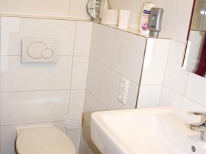 un bagno bianco con un water e un lavandino di Mittagsgold a Colmberg