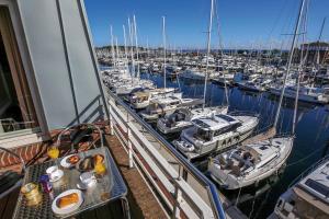 霍尔斯泰因地区诺伊斯塔特ancora Marina Haus 1 Nr 06, Typ 2的享有码头和小船的景致