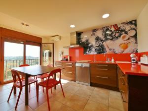 a kitchen with a table and chairs and a window at Ca la Moni Gualta in Gualta