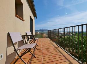 a balcony with two chairs and a table at Ca la Moni Gualta in Gualta