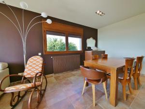 a dining room with a wooden table and chairs at Ca la Moni Gualta in Gualta +12 photos