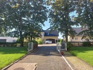 a driveway leading to a house with a gate at Ferienwohnung Ehrich in Stöbnitz