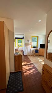 ein großes Wohnzimmer mit Couch und Tisch in der Unterkunft Franzi 3 in Prerow