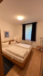 ein Schlafzimmer mit einem Bett und einem Fenster in der Unterkunft Franzi 3 in Prerow + 2 Fotos