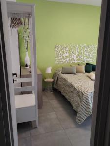 a bedroom with a bed and a table with a lamp at Appartamento Mare Verde Bambù in Martinsicuro