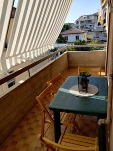 a balcony with a table and chairs on a roof at Appartamento Mare Verde Bambù in Martinsicuro