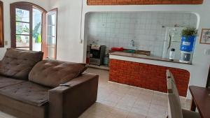 Una cocina o cocineta en Apartamento COM AR CONDICIONADO no Itaguá em Ubatuba 7 fotos más