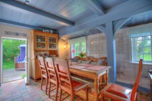 una sala da pranzo con tavolo e sedie in legno di S1 im Friesenhaus Sara a Wenningstedt