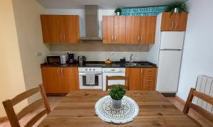 Kuchyň nebo kuchyňský kout v ubytování Super Apartment Lecer 5 With Terrace