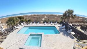 Bazén v ubytování Oceanfront, Centrally Located, Huge 5k sq ft Home w Huge Private Pool, Hot tub, & Gameroom nebo v jeho okolí + 175 fotografií