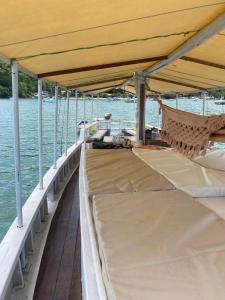muelle con hamaca en el agua en Escuna Costa Verde I para passeios durante o dia, en Paraty
