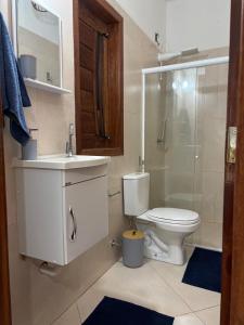 Un baño con inodoro, lavabo y ducha. en Casa Lua, en Isla de Boipeba 12 fotos más