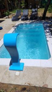 una piscina con un objeto azul en el medio en Casa Lua, en Isla de Boipeba