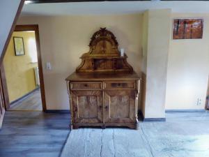 ゼープニッツにあるFeWo Dorn OG Haus Sandsteinliebeの部屋の隅の木製キャビネット
