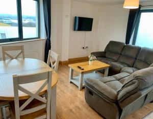 Posezení v ubytování Port House Letterkenny Wild Atlantic Apartments