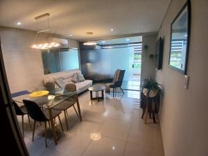 ein Wohnzimmer mit einer Couch und einem Tisch und Stühlen in der Unterkunft Ideal en Baruc Dos in Santa Cruz de la Sierra