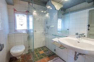 un bagno con un water e un lavandino di S2 im Friesenhaus Sara a Wenningstedt Altre 17 foto