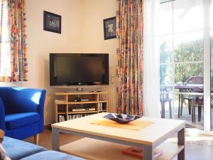a living room with a tv and a coffee table at FeWo "Stems - W5" in Prerow